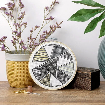 Anchor Blackwork ­Geometric Triangles İşleme Kiti - ABW0004