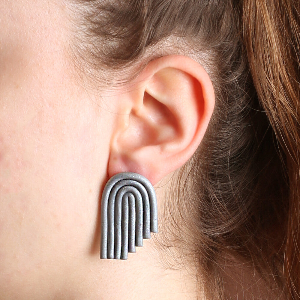 Clotho El Yapımı Gökkuşağı Büyük Gri Küpe